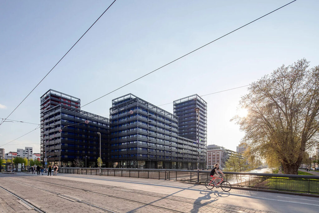 Aujourd’hui bureaux, demain logements : les immeubles Black Swans bénéficient de façades porteuses qui facilitent cette réversibilité ©Anne Démians & Icade (Strasbourg, France) 