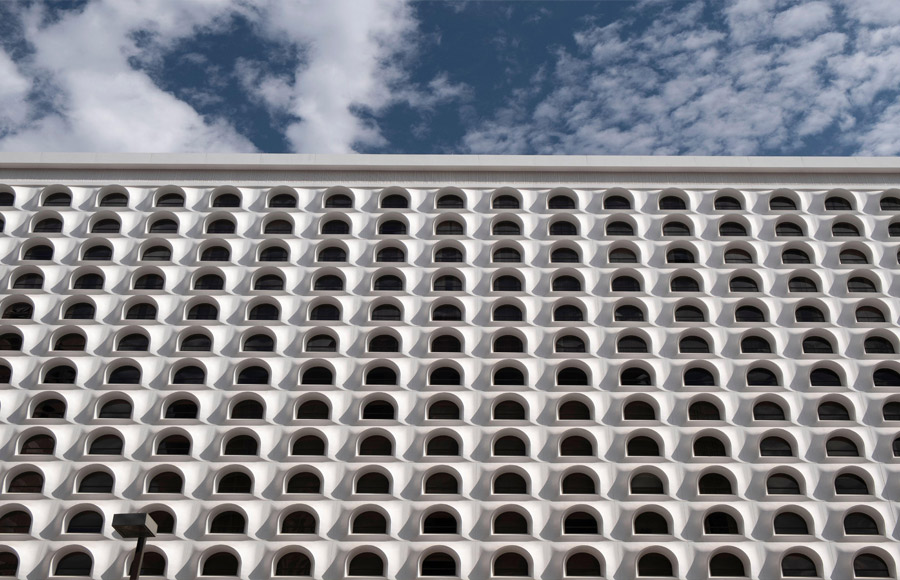 The façade of the federal courthouse in Phoenix is an example of the innovative use of materials and cooling solutions for city buildings. ©Caitlin O’Hara/Bloomberg/Getty Images