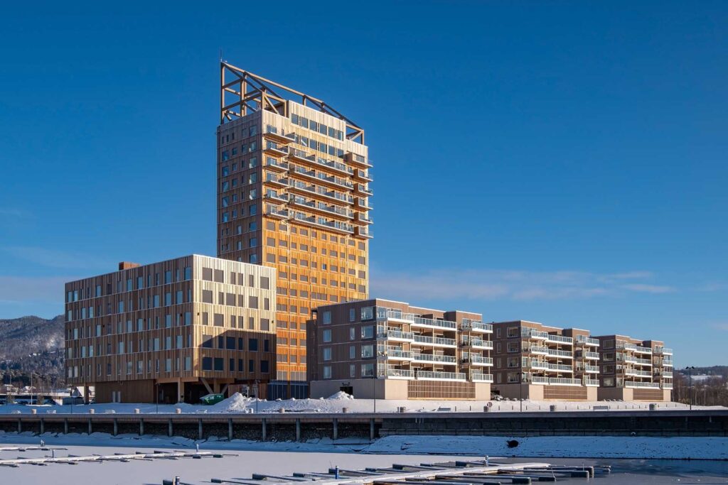 À Brumunddal (Norvège), la tour Mjøstårnet est l’un des bâtiments en bois les plus hauts du monde. Un modèle de construction légère, conçu par le cabinet Voll Arkitekter. ©Kristin Spalder / Shutterstock.com